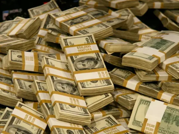 деньги (пачки купюр по 100 долларов) лежат кучей