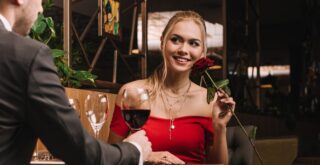 женщина на свидании PrEP